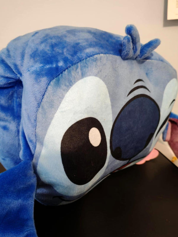 Zachte blauwe pluche knuffel in kussenvorm met grote zwarte ogen en uitstekende oren.