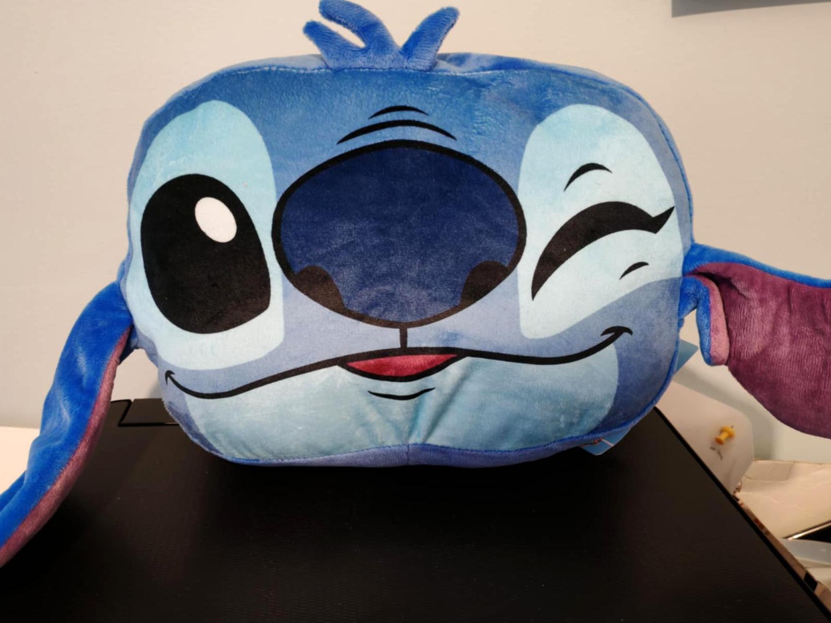 Zacht blauw Stitch pluche handwarmer kussen met lachend gezicht, grote ogen en lange oren.