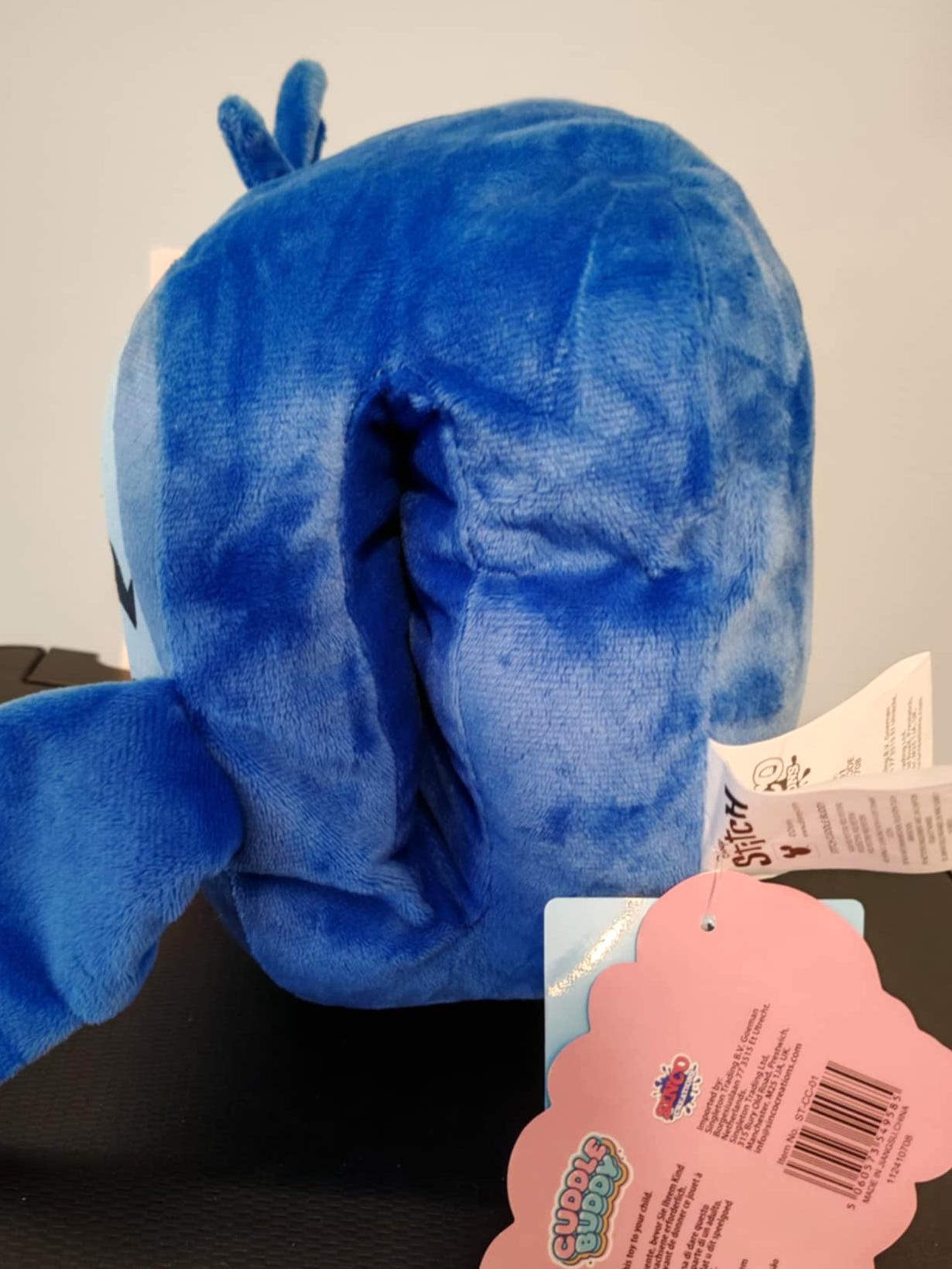 Achteraanzicht van een blauw Stitch pluche handwarmer kussen met openingen om handen warm te houden.