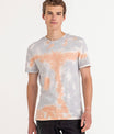 Man met oranje Tie-Dye T-shirt 