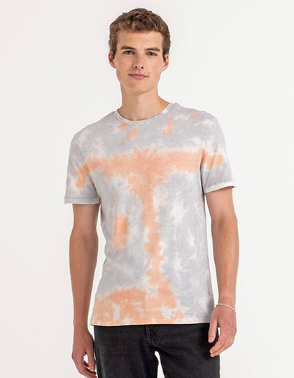 Man met oranje Tie-Dye T-shirt 