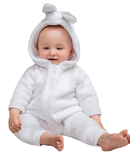 baby in wit pluchen pak met oortjes, zittend tegen witte achtergrond